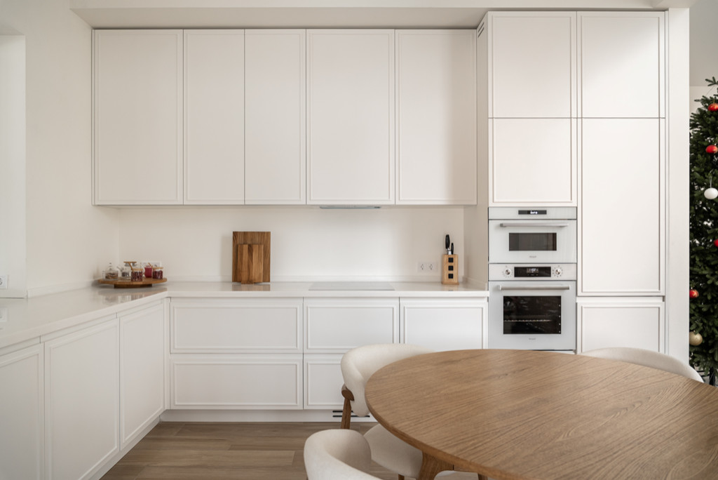 Белая кухня-гостиная