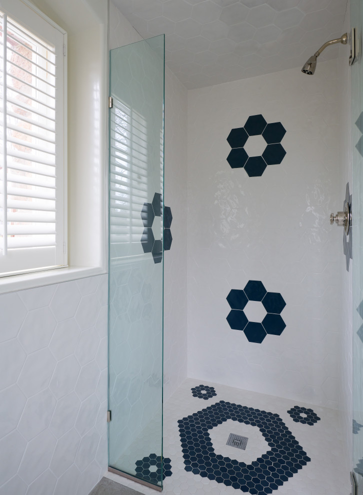 Klassisk inredning av ett mellanstort vit vitt badrum med dusch, med släta luckor, vita skåp, en kantlös dusch, en toalettstol med separat cisternkåpa, vit kakel, keramikplattor, vita väggar, betonggolv, ett undermonterad handfat, bänkskiva i kvarts, grått golv och dusch med gångjärnsdörr