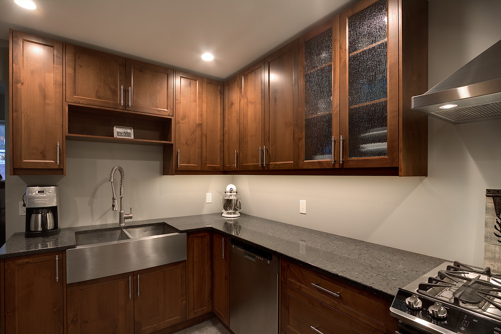 Kitchen - mid-sized transitional kitchen idea with shaker cabinets, medium tone wood cabinets, quartz countertops, stainless steel appliances and an island