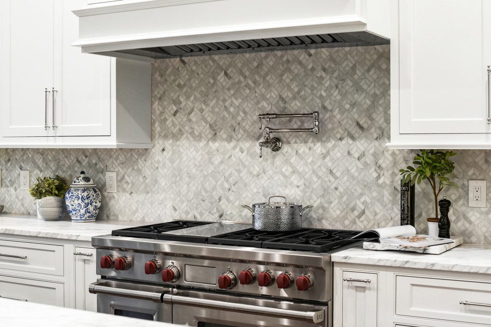 Kitchen - transitional kitchen idea in Jacksonville