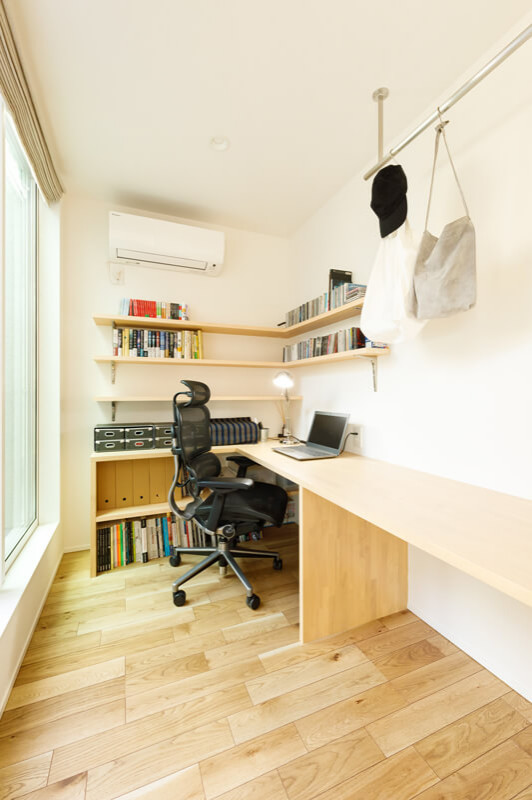 Aménagement d'un bureau moderne de taille moyenne avec un mur blanc, parquet clair, aucune cheminée, un bureau intégré, un sol beige, un plafond en papier peint et du papier peint.