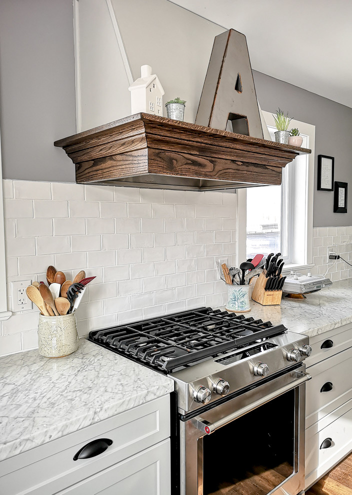 Example of a mid-sized transitional kitchen design