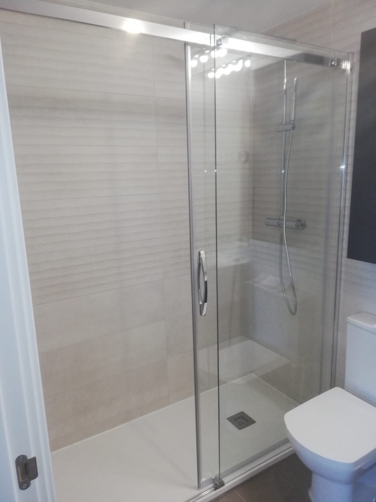 Cuarto de baño?[Diseño de cuarto de baño With baldosas y/o azulejos blancos and ducha con puerta corredera ]:[Diseño de cuartos de baño With baldosas y/o azulejos blancos and ducha con puerta corredera ]