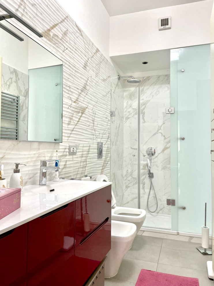 Idéer för att renovera ett mellanstort funkis badrum med dusch, med en hörndusch, svart och vit kakel och marmorkakel