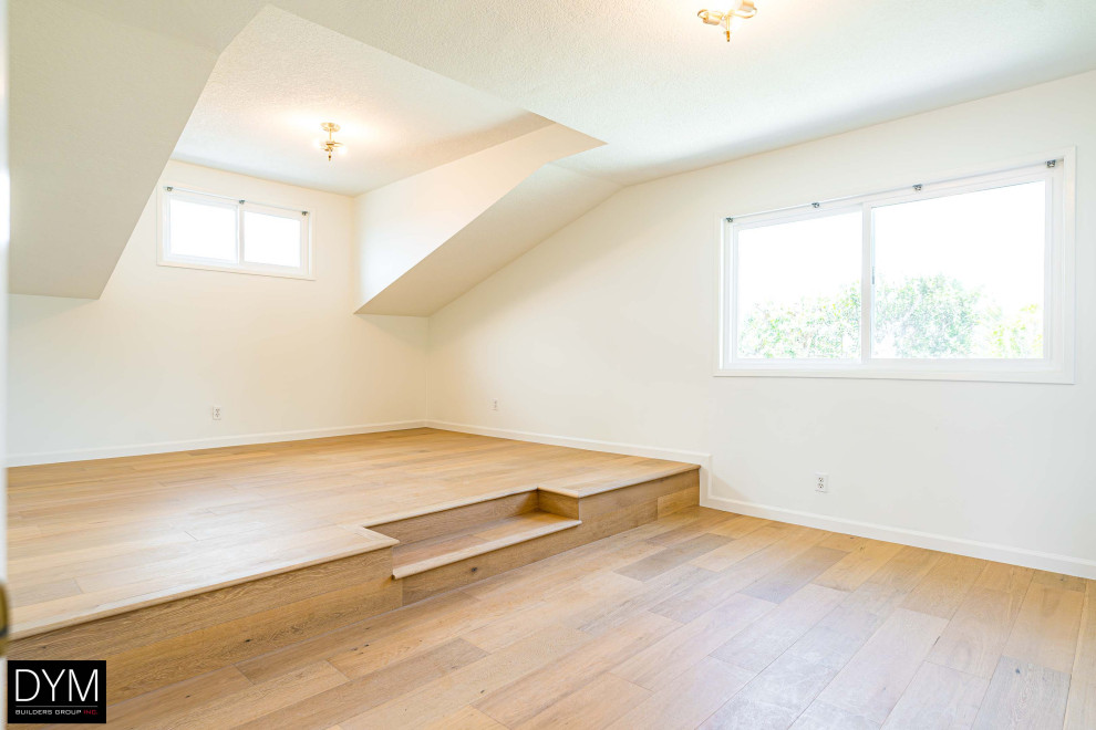 Mittelgroßer Moderner Fitnessraum mit weißer Wandfarbe, braunem Holzboden, braunem Boden und Tapetendecke in Orange County