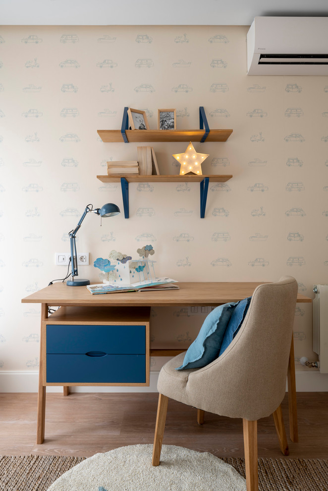 Design ideas for a large transitional kids' study room for kids 4-10 years old and boys in Bilbao with beige walls, laminate floors and brown floor.