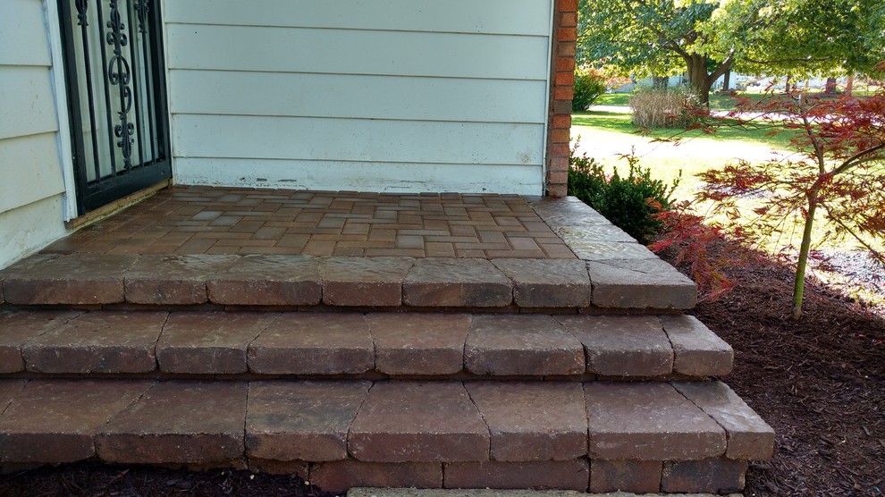 Design ideas for a small transitional front yard brick landscaping in Chicago.