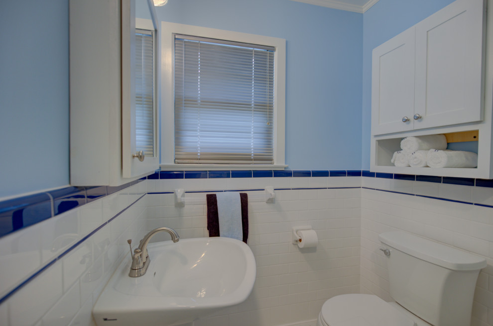 Идея дизайна: маленькая главная ванная комната в стиле неоклассика (современная классика) с фасадами в стиле шейкер, угловым душем, раздельным унитазом, керамической плиткой, синими стенами, полом из керамогранита, раковиной с пьедесталом, разноцветным полом, душем с распашными дверями, белой столешницей, нишей, тумбой под одну раковину, напольной тумбой и панелями на стенах для на участке и в саду