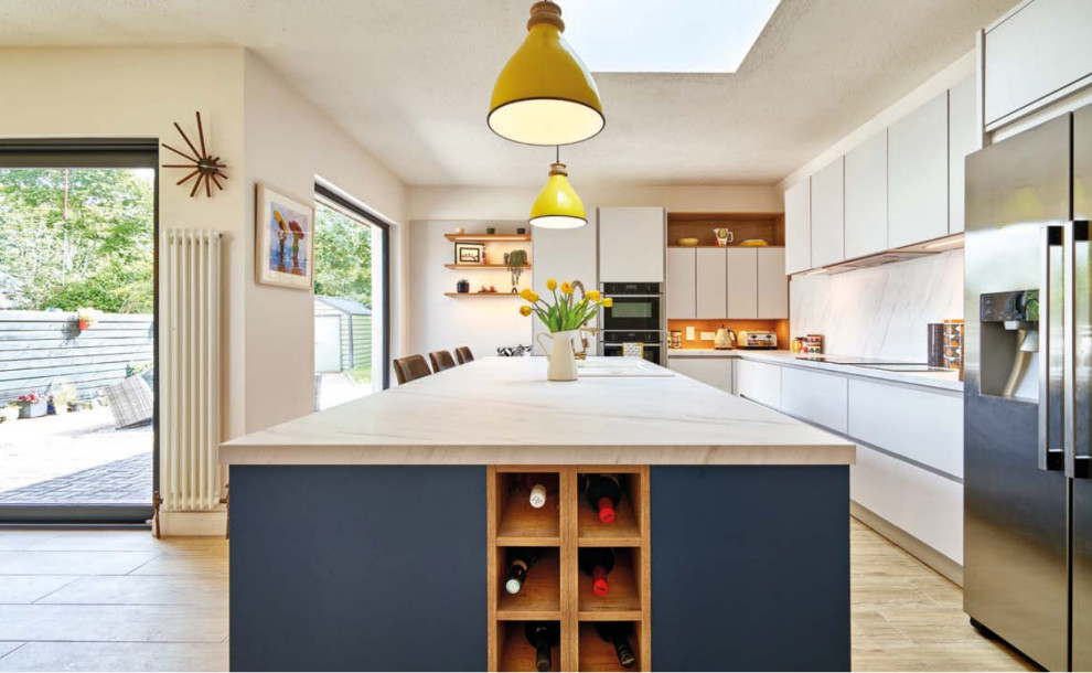 Mid-sized eclectic l-shaped eat-in kitchen in Other with a single-bowl sink, flat-panel cabinets, grey cabinets, laminate benchtops, white splashback, stainless steel appliances, ceramic floors, with island, brown floor, white benchtop and recessed.