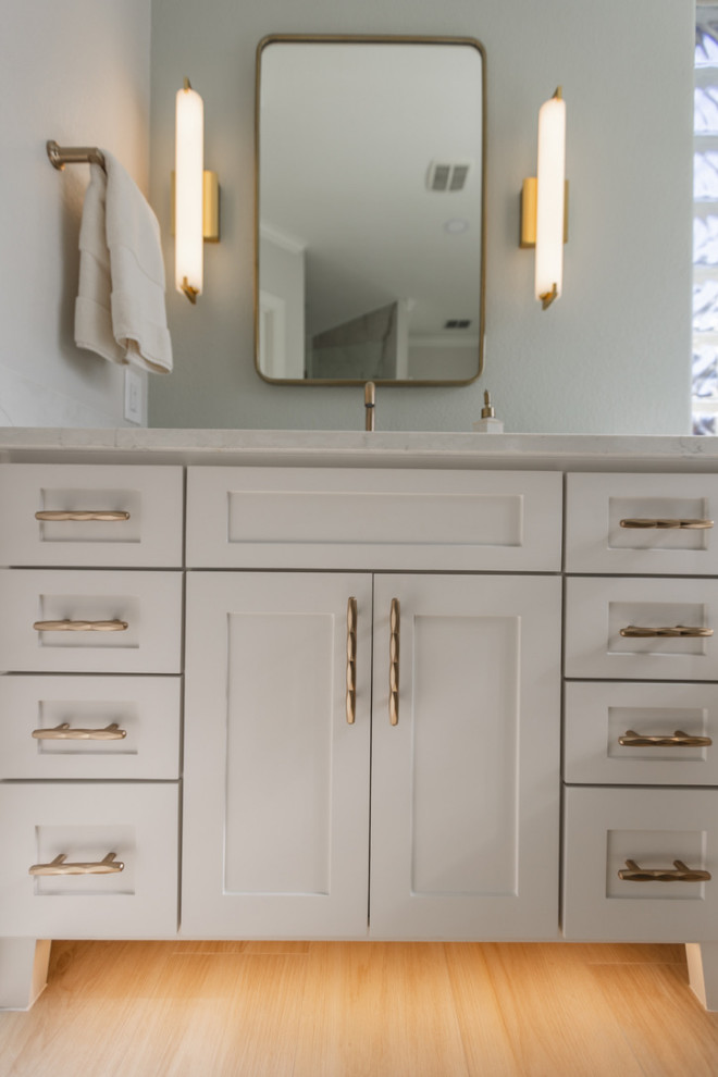 Idéer för att renovera ett stort vintage vit vitt en-suite badrum, med luckor med infälld panel, beige skåp, ett platsbyggt badkar, en dusch i en alkov, en toalettstol med hel cisternkåpa, beige kakel, porslinskakel, gröna väggar, klinkergolv i porslin, ett undermonterad handfat, bänkskiva i kvarts, beiget golv och dusch med gångjärnsdörr