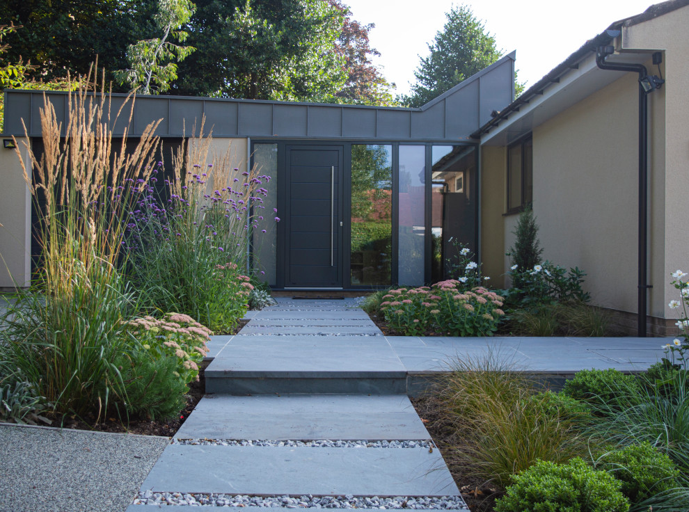 Стильный дизайн: летний участок и сад среднего размера на переднем дворе в современном стиле с садовой дорожкой или калиткой и полуденной тенью - последний тренд