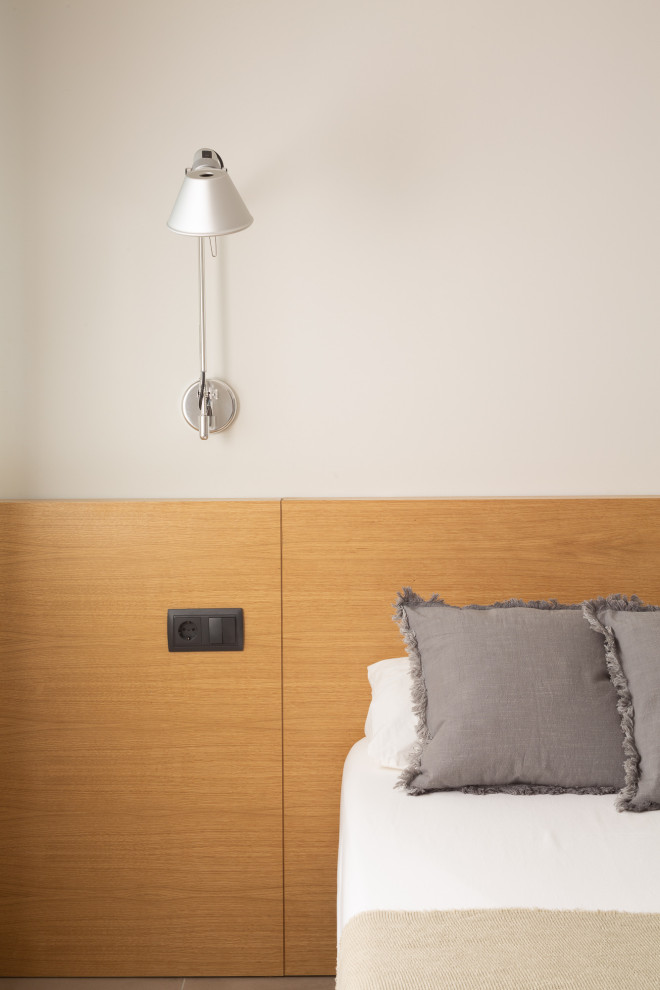 На фото: хозяйская спальня среднего размера в скандинавском стиле с белыми стенами, полом из керамической плитки и бежевым полом с
