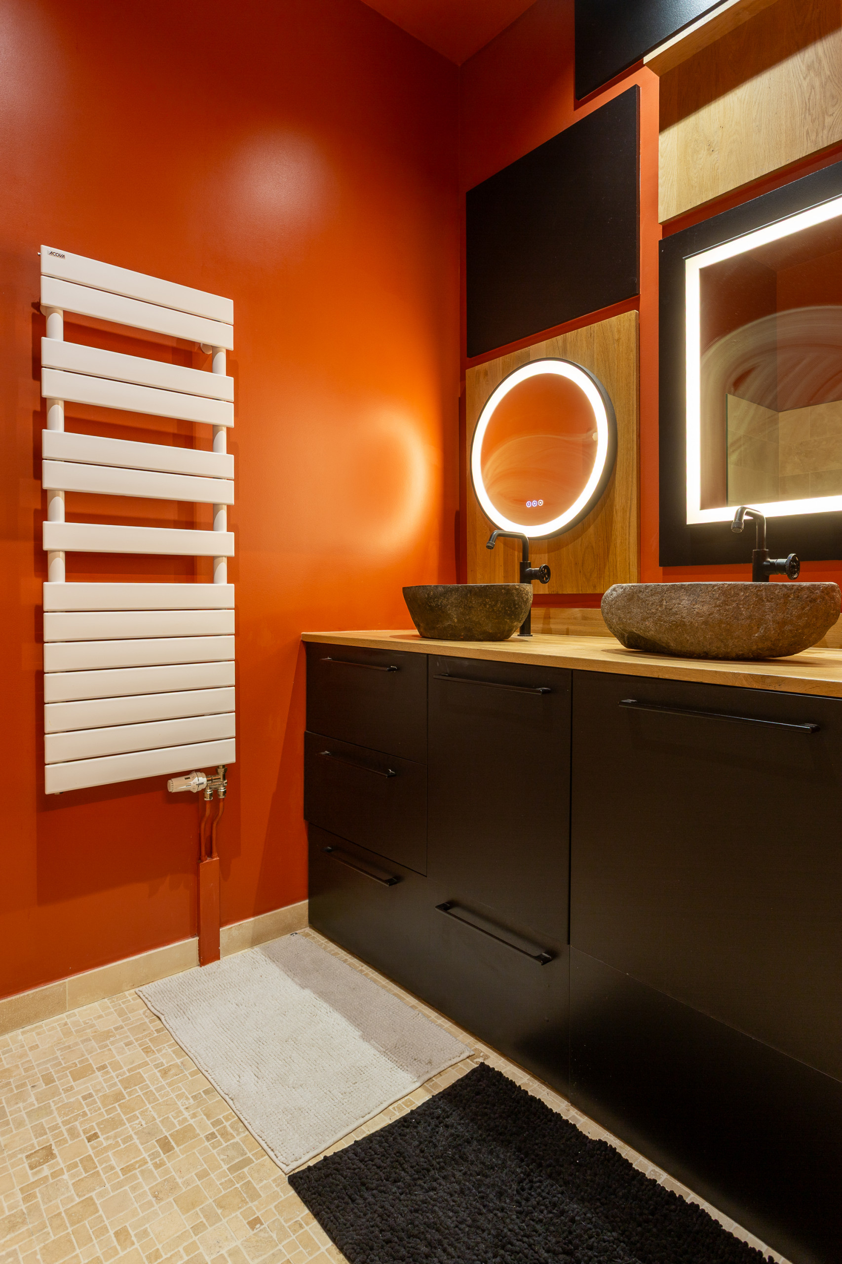 Une salle de bain Mondrian : quand la conception sublime l’existant