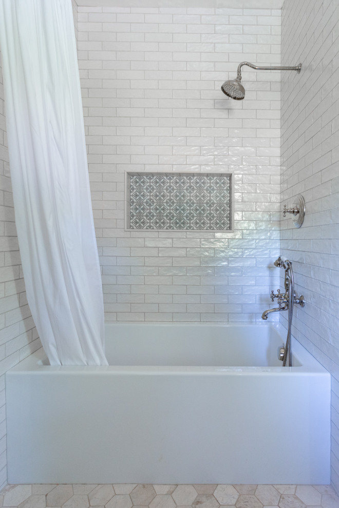 На фото: детская ванная комната среднего размера с синими фасадами, ванной в нише, душем над ванной, белой плиткой, керамической плиткой, белыми стенами, полом из мозаичной плитки, врезной раковиной, столешницей из искусственного кварца, бежевым полом, шторкой для ванной, белой столешницей, нишей, тумбой под две раковины и встроенной тумбой