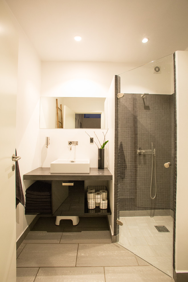 Contemporary bathroom in Esbjerg with a hinged shower door.