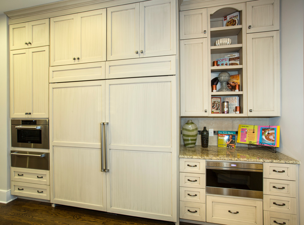 Example of a large transitional u-shaped medium tone wood floor kitchen design in Cincinnati with a single-bowl sink, shaker cabinets, gray cabinets, granite countertops, gray backsplash, porcelain backsplash, stainless steel appliances and an island