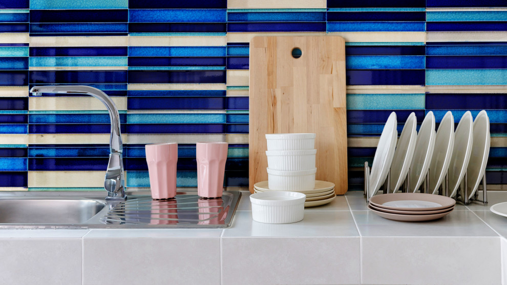 Idee per una cucina design con pavimento con piastrelle in ceramica e pavimento blu