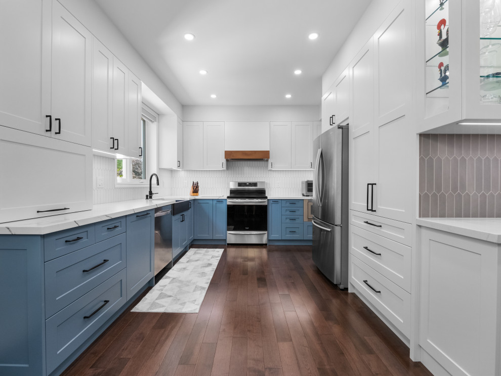 Example of a transitional kitchen design in Toronto