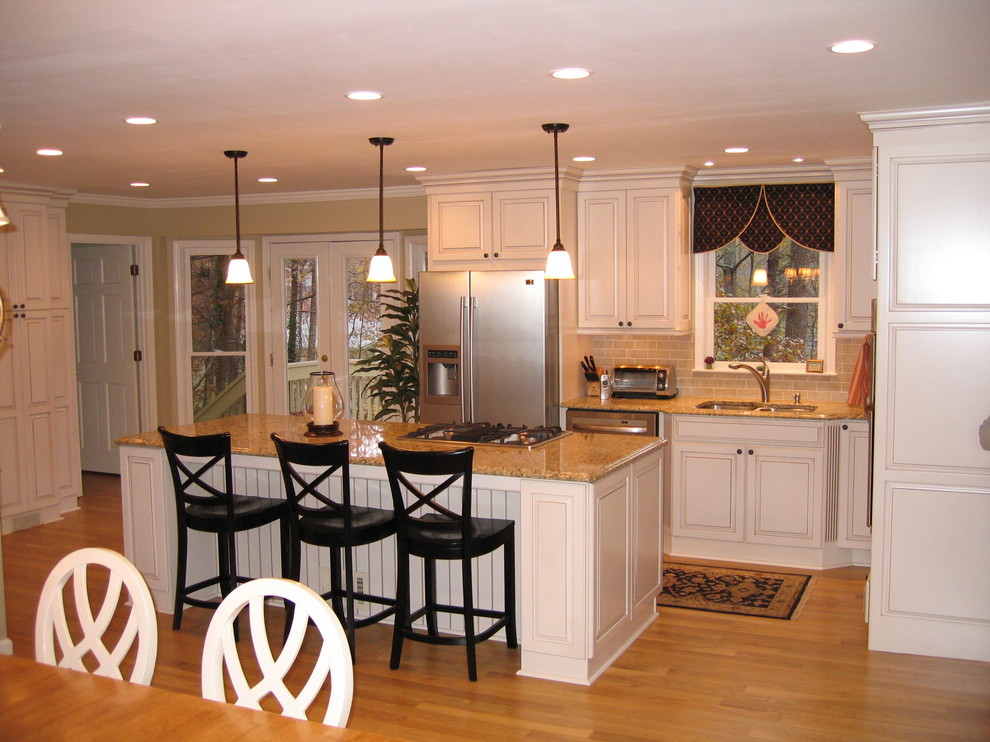 Example of a transitional kitchen design in Atlanta