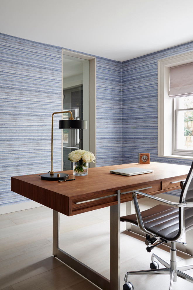 Esempio di un grande ufficio tradizionale con pareti blu, pavimento in legno massello medio, scrivania autoportante, pavimento grigio e carta da parati