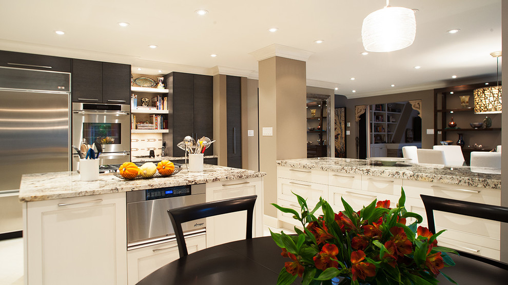 Transitional home design photo in Vancouver