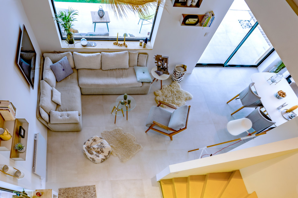 Immagine di un grande soggiorno nordico aperto con pareti bianche, pavimento con piastrelle in ceramica, TV a parete, pavimento grigio, soffitto in perlinato e carta da parati
