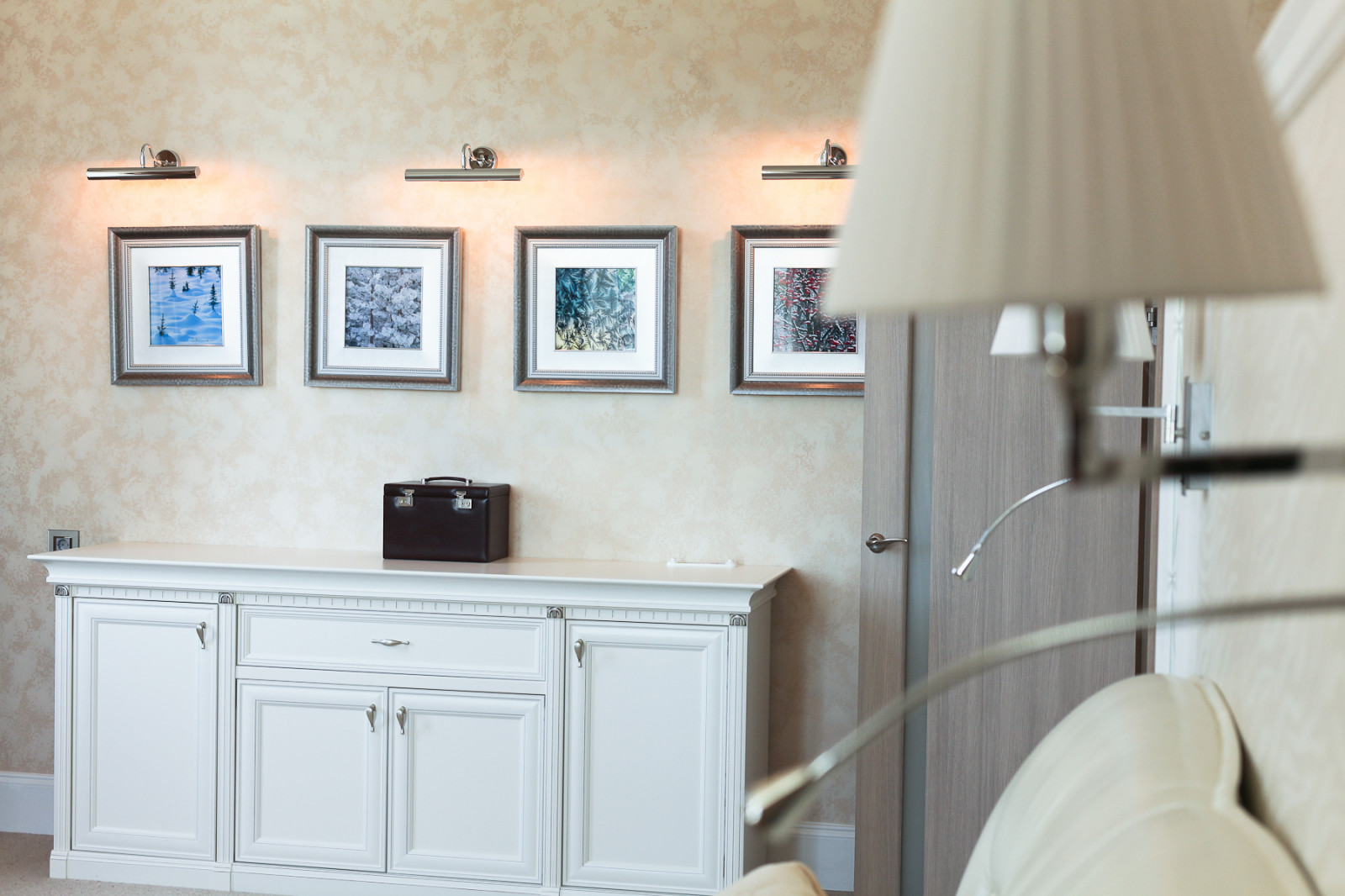 Коттедж: классический интерьер в бежевых  оттенках