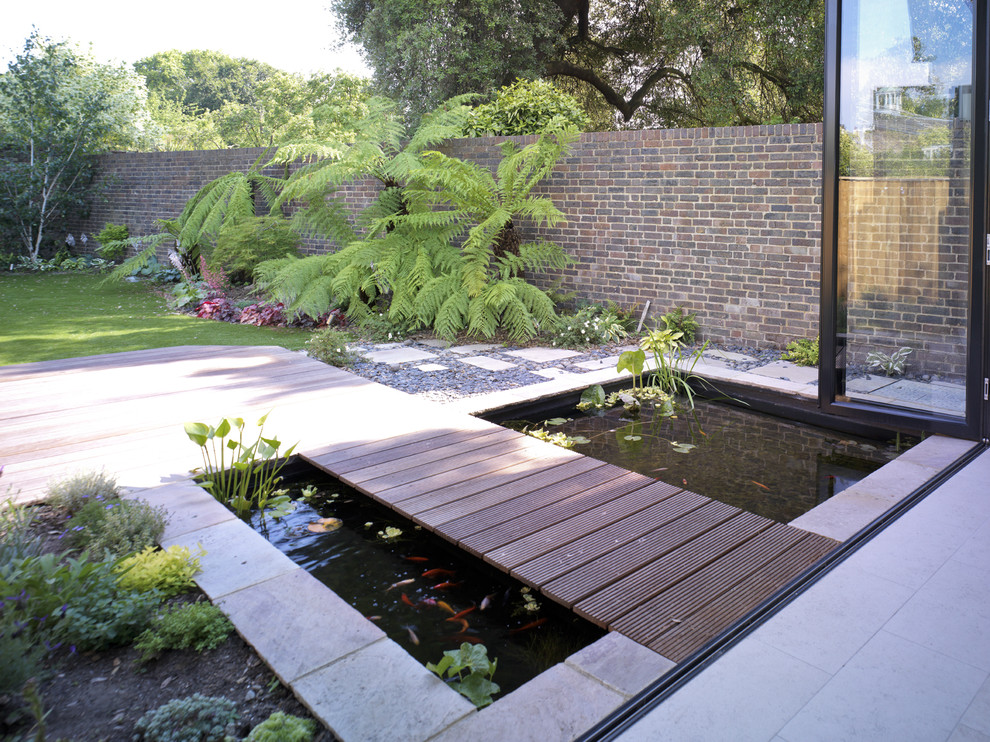 Photo of a contemporary garden in London with a water feature.