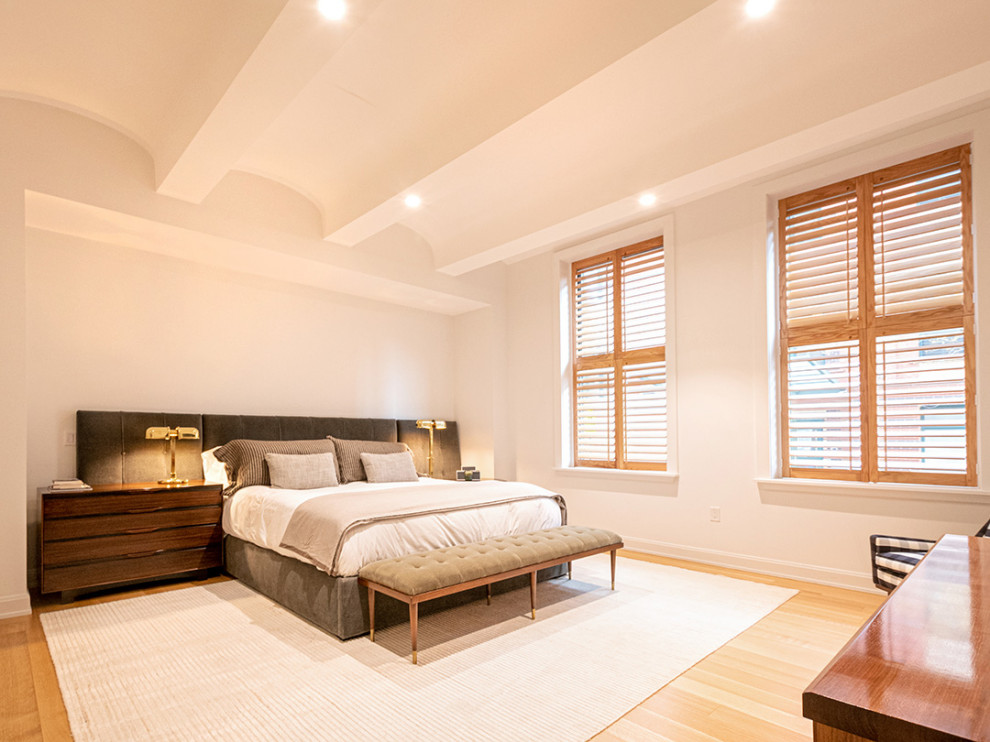 他の地域にある広いミッドセンチュリースタイルのおしゃれな主寝室 (白い壁、無垢フローリング、茶色い床、三角天井)