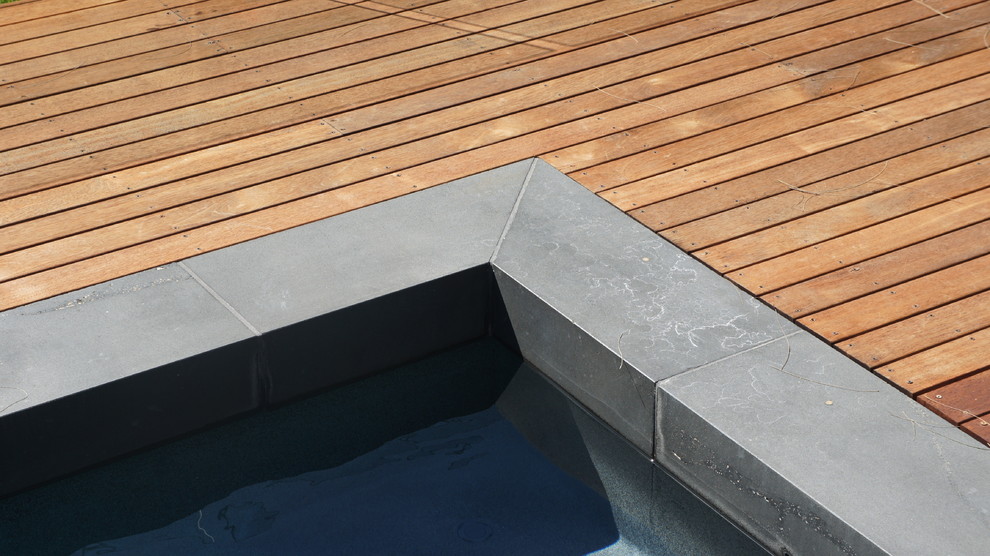 Photo of a mid-sized contemporary deck in Melbourne.