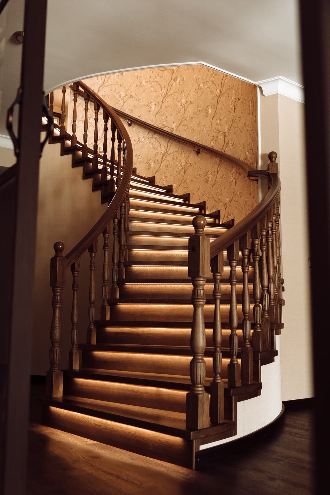 Проект 6 - Радиальная лестница из дуба на бетонном основании в Подмосквовье