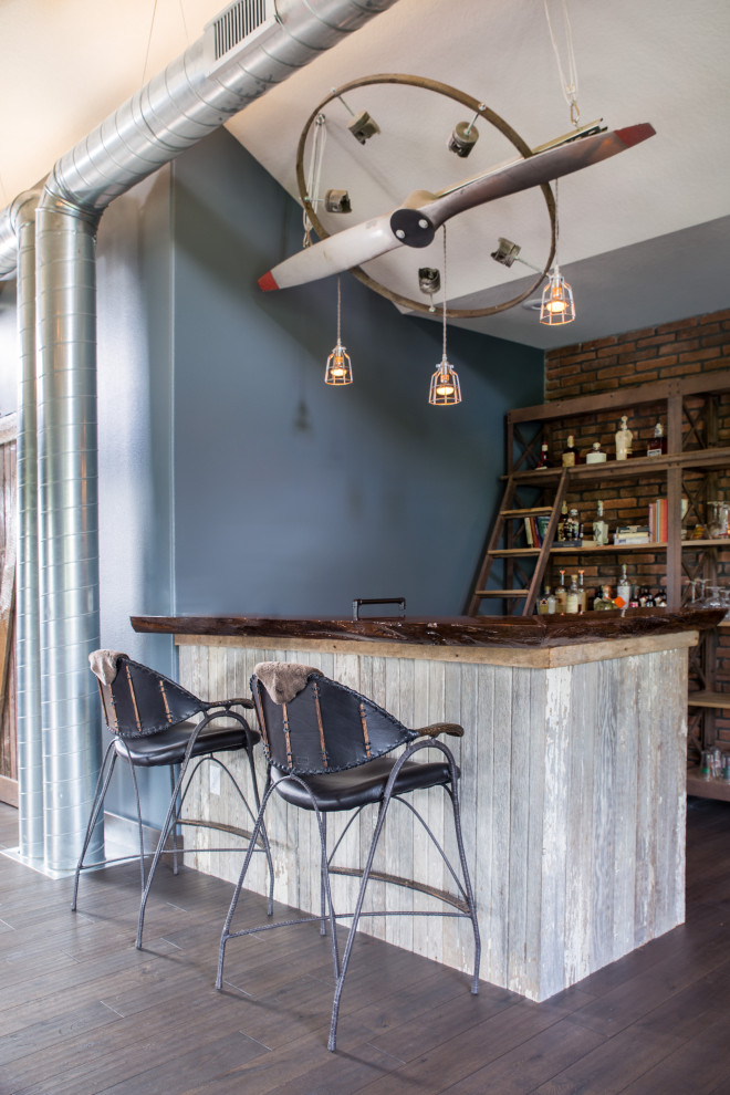 Esempio di un angolo bar con lavandino moderno di medie dimensioni con nessun'anta, top in legno, paraspruzzi marrone, paraspruzzi in mattoni, parquet scuro e top marrone