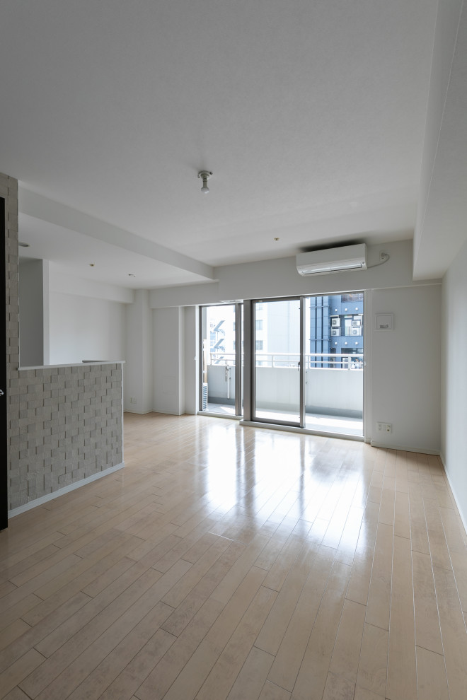 Пример оригинального дизайна: открытая гостиная комната в стиле модернизм с белыми стенами, белым полом, потолком с обоями и обоями на стенах