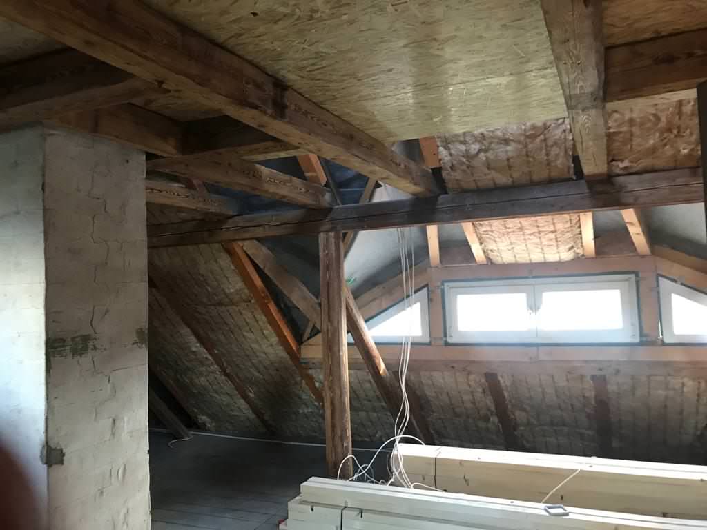 Ausbau eines leeren Dachstuhls