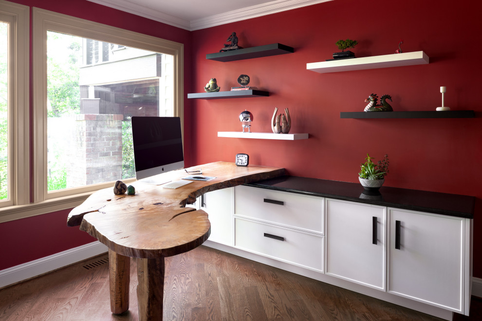 Imagen de despacho tradicional renovado grande con paredes rojas, suelo de madera oscura, todas las chimeneas, marco de chimenea de baldosas y/o azulejos, escritorio empotrado y suelo marrón