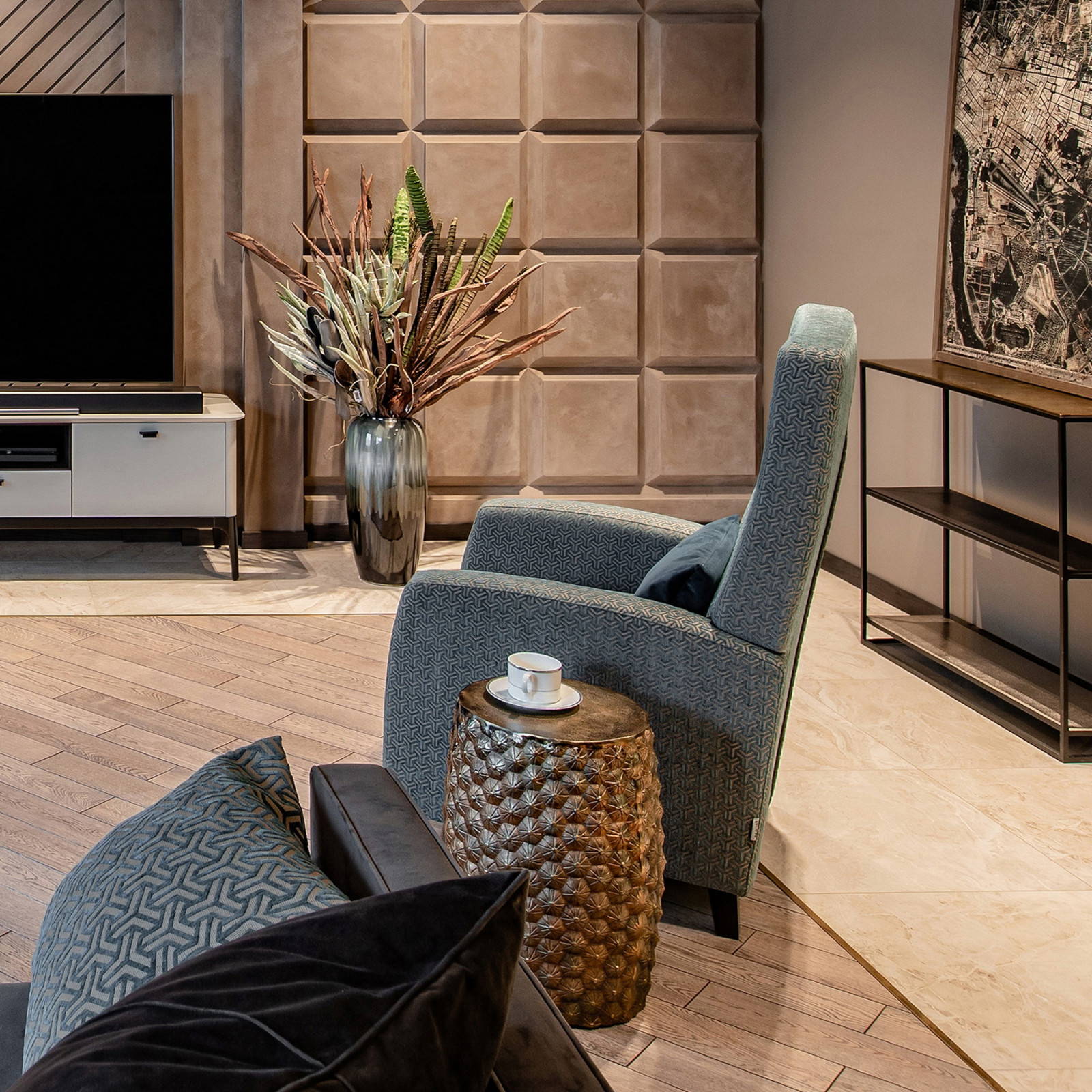 Коллекция мебели PLAY, диван VOGUE и кресло TAYLOR в гостинной жилой квартиры