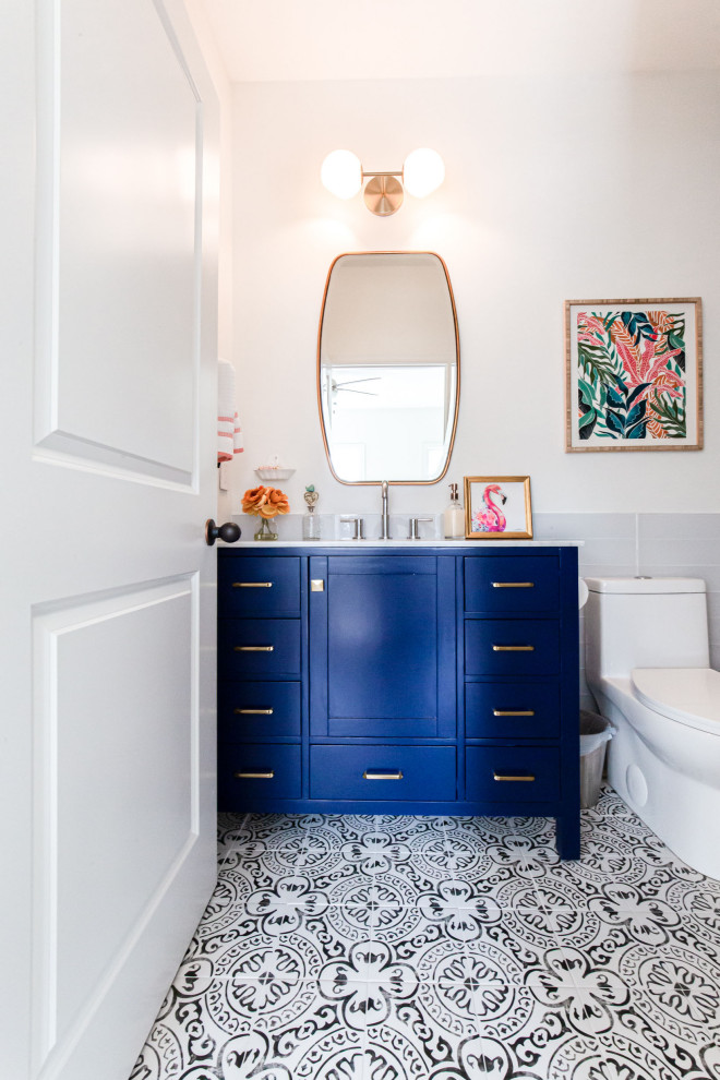 Idées déco pour une salle de bain contemporaine de taille moyenne pour enfant avec un placard à porte shaker, des portes de placard bleues, une baignoire indépendante, un combiné douche/baignoire, WC à poser, un carrelage noir et blanc, des carreaux de béton, un mur blanc, carreaux de ciment au sol, un lavabo encastré, un plan de toilette en marbre, un sol multicolore, une cabine de douche avec un rideau, un plan de toilette blanc, une niche, meuble simple vasque et meuble-lavabo sur pied.