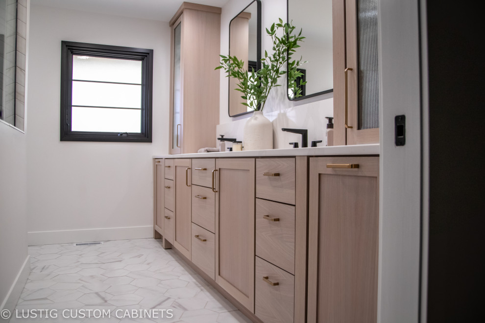 Idéer för att renovera ett stort vintage vit vitt en-suite badrum, med släta luckor, skåp i ljust trä, en öppen dusch, ett undermonterad handfat, bänkskiva i kvarts och med dusch som är öppen