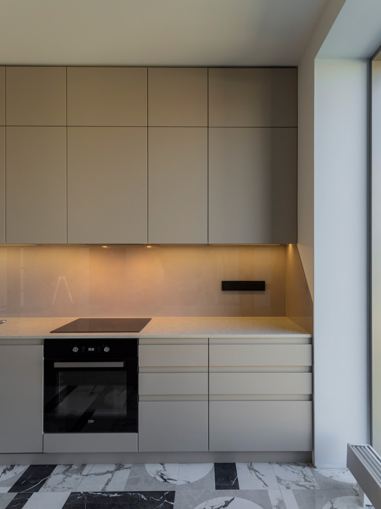 Большая стильная кухня в неоклассическом стиле в светлых тонах