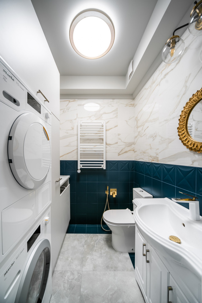 Inspiration för stora klassiska toaletter, med blå väggar