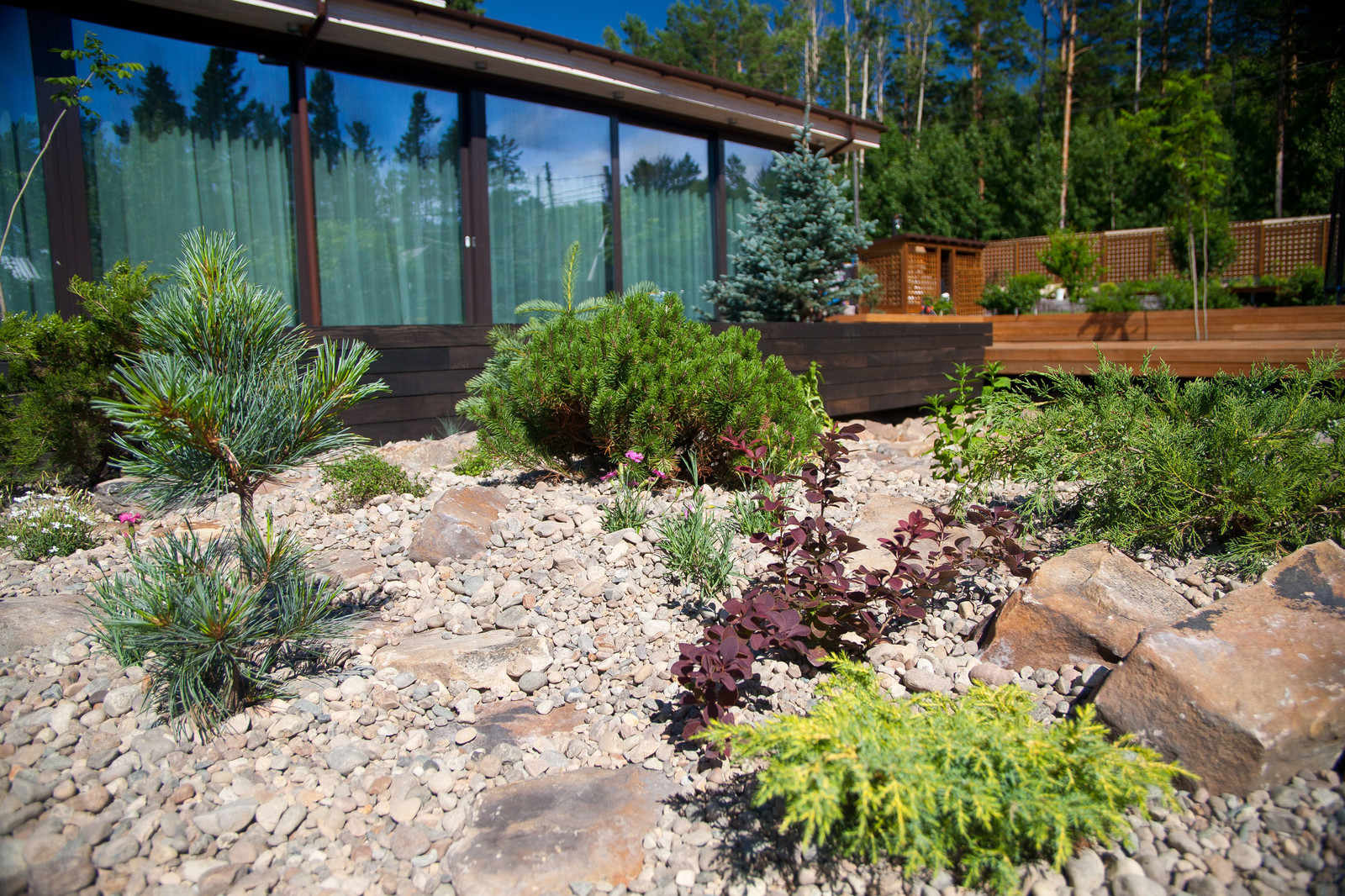 большой участок с многоуровневым настилом и водоемом