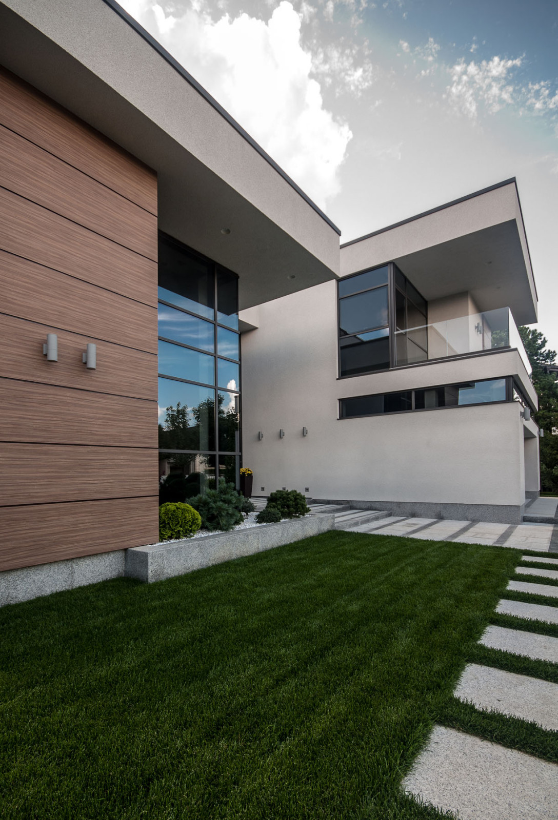 Остекление коттеджа в поселке БЕНИЛЮКС на алюминиевой системе REYNAERS