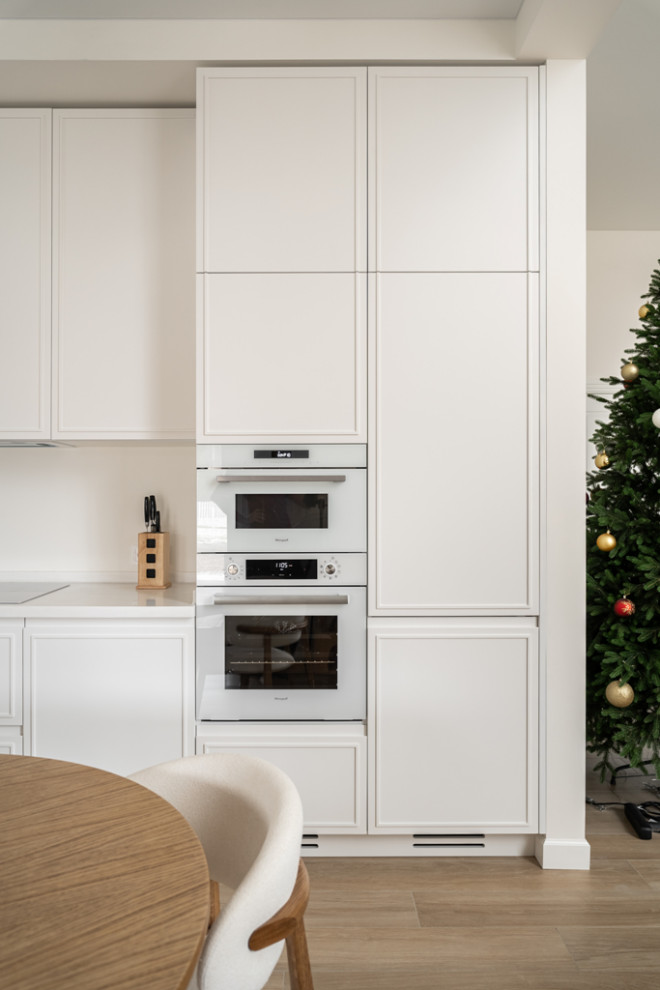 Белая кухня-гостиная