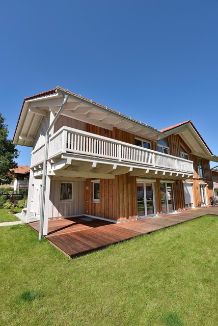 Zweifamilienhaus mit gro&szlig;em Balkon deck