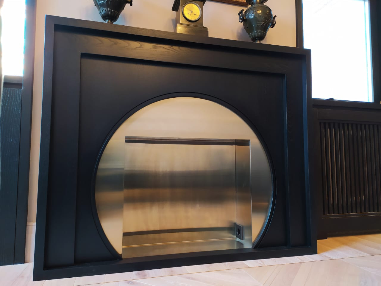 Камин из массива и латуни