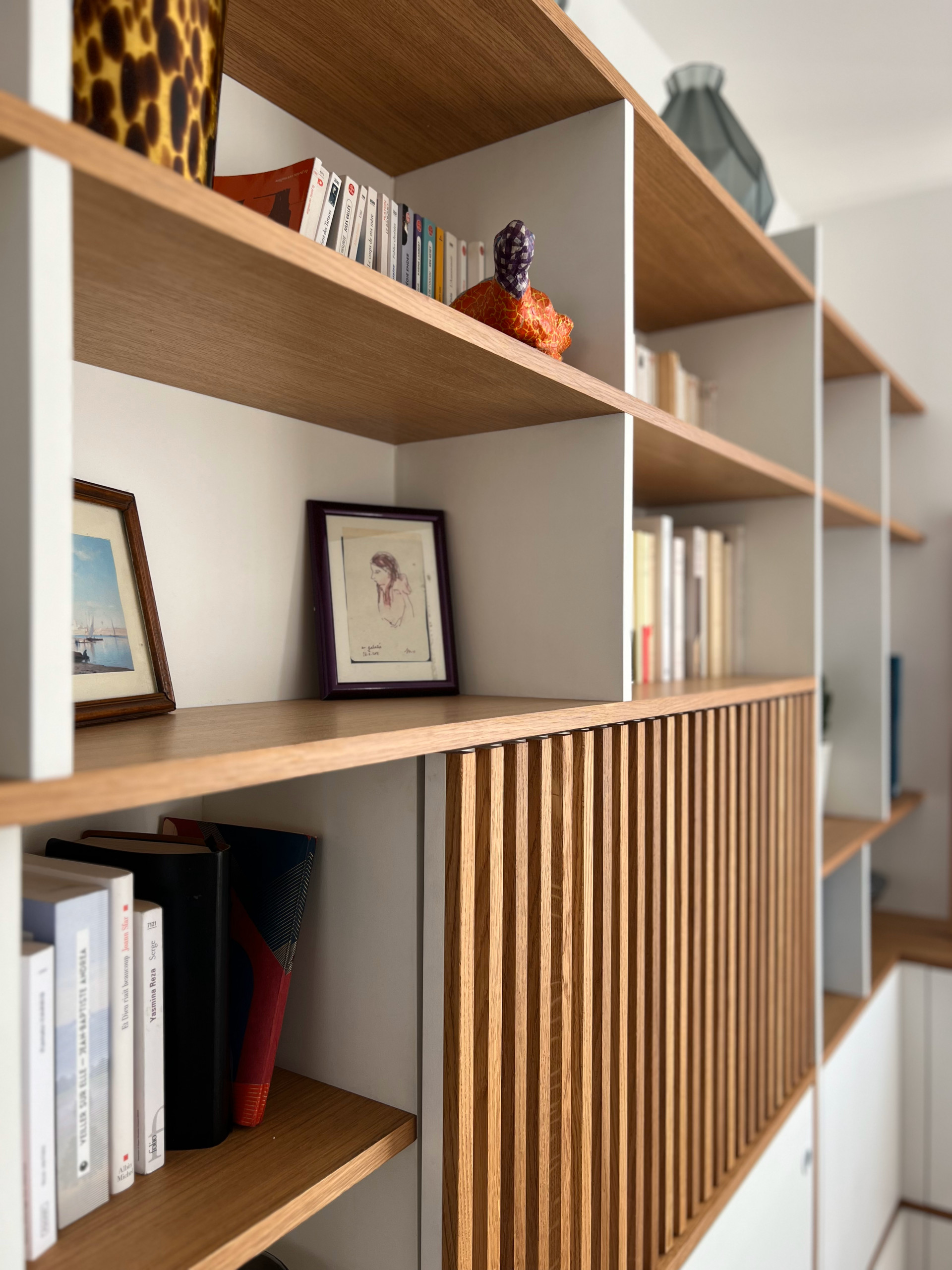 Bibliothèque-sur-mesure avec cache-tv et cache-radiateur