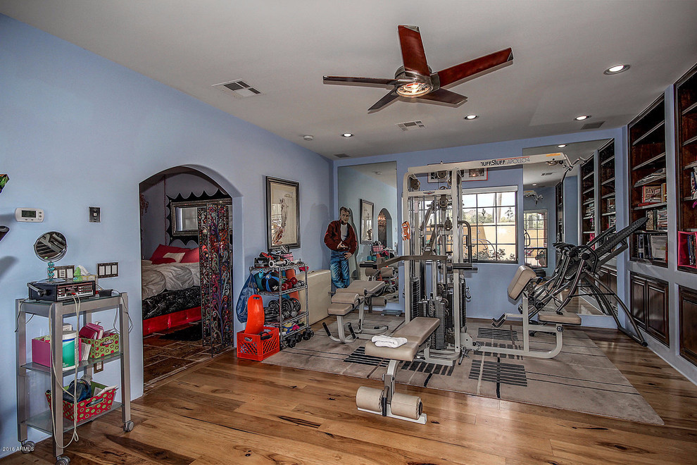 Inspiration for a southwestern home gym remodel in Phoenix