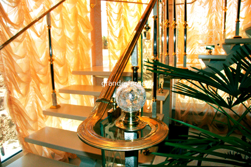 Современная лестница с ограждением Grande forge(Франция) в комбинации со стеклом