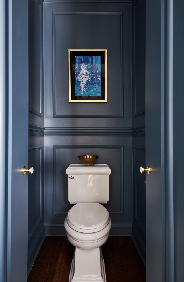 Источник вдохновения для домашнего уюта: туалет среднего размера в стиле неоклассика (современная классика) с синими стенами, паркетным полом среднего тона, раковиной с пьедесталом, коричневым полом и обоями на стенах
