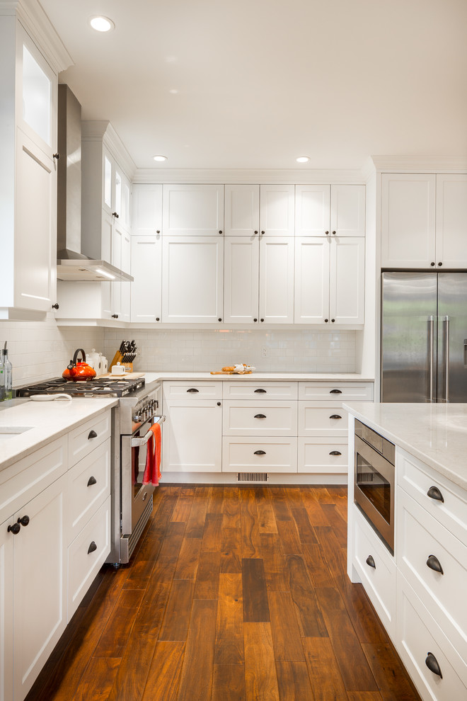 Kitchen - transitional kitchen idea in Vancouver
